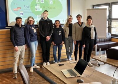 Bettina Faust (2.vl), Fair Wear Works Projektmanagerin des Global Nature Fund, mit dem Nachhaltigkeitsteam des VfL Bochum 1848
